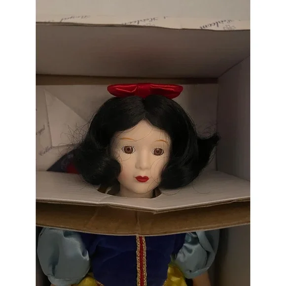 Anna Anando Snow White Porcelain Doll: Royal Heirloom Collection - Picture 3 of 10